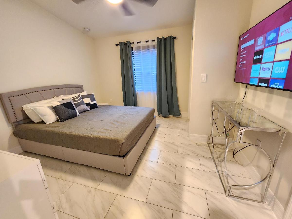The Villa Orlando@College Park. Sleeps16 ภายนอก รูปภาพ