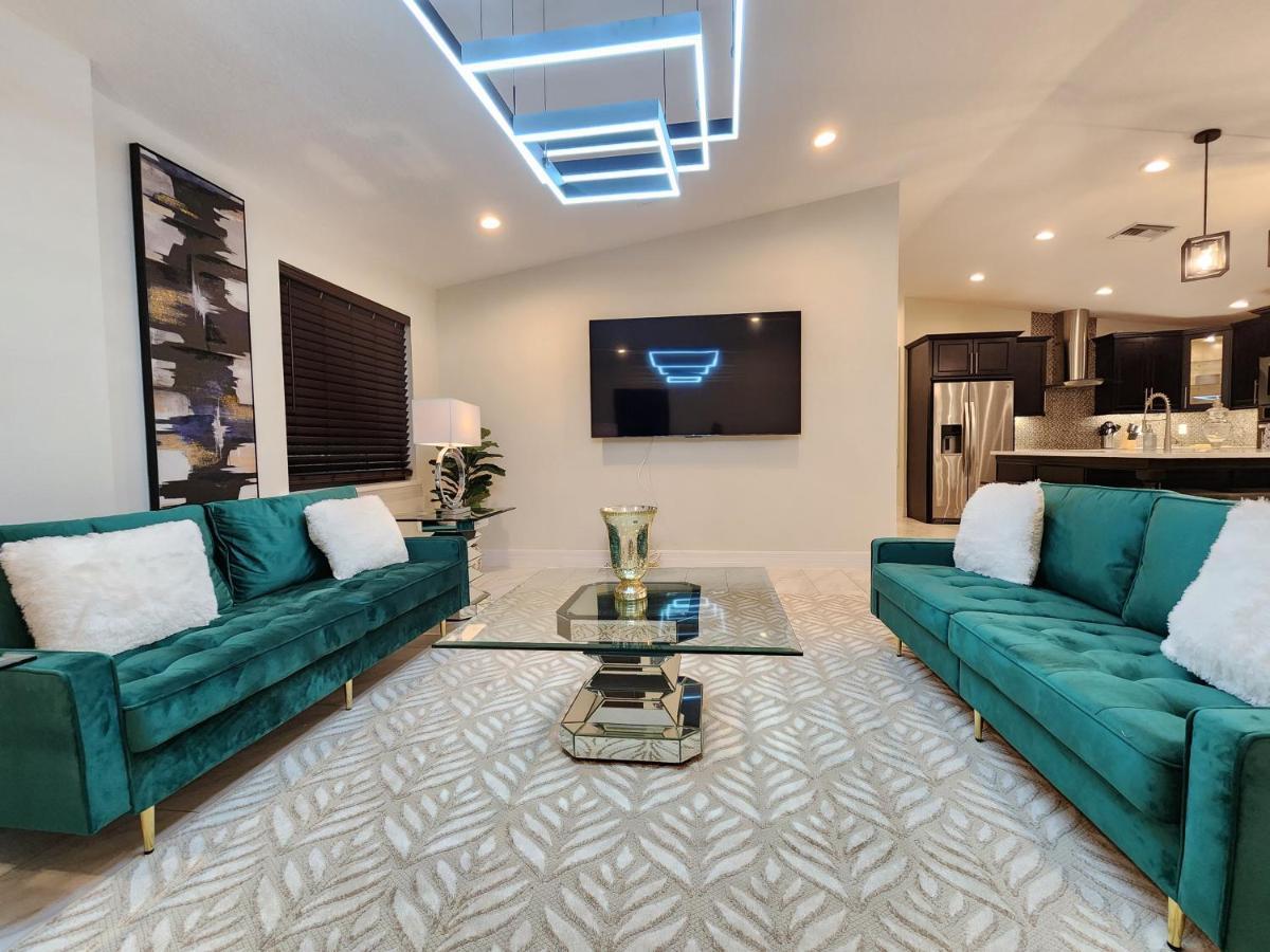 The Villa Orlando@College Park. Sleeps16 ภายนอก รูปภาพ