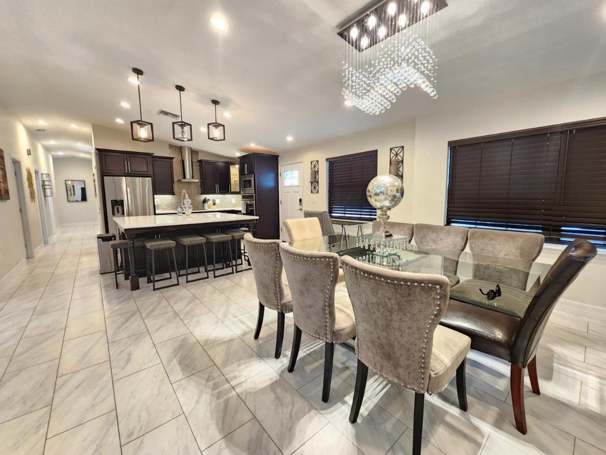 The Villa Orlando@College Park. Sleeps16 ภายนอก รูปภาพ