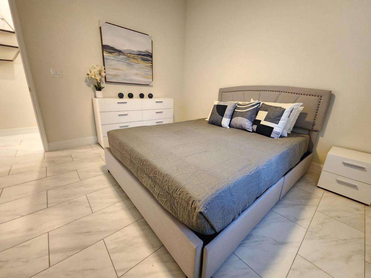 The Villa Orlando@College Park. Sleeps16 ภายนอก รูปภาพ