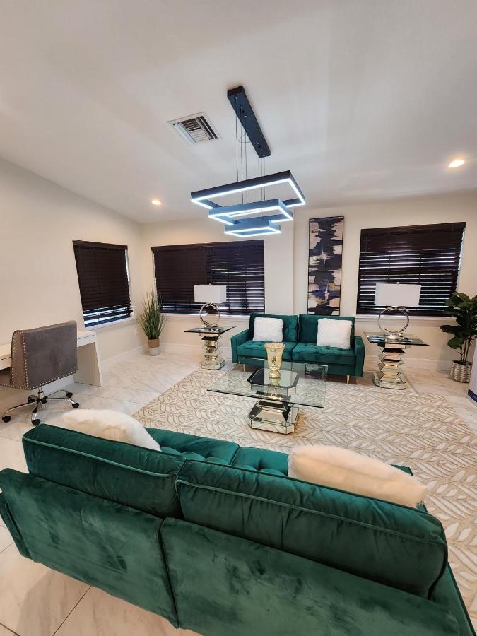 The Villa Orlando@College Park. Sleeps16 ภายนอก รูปภาพ