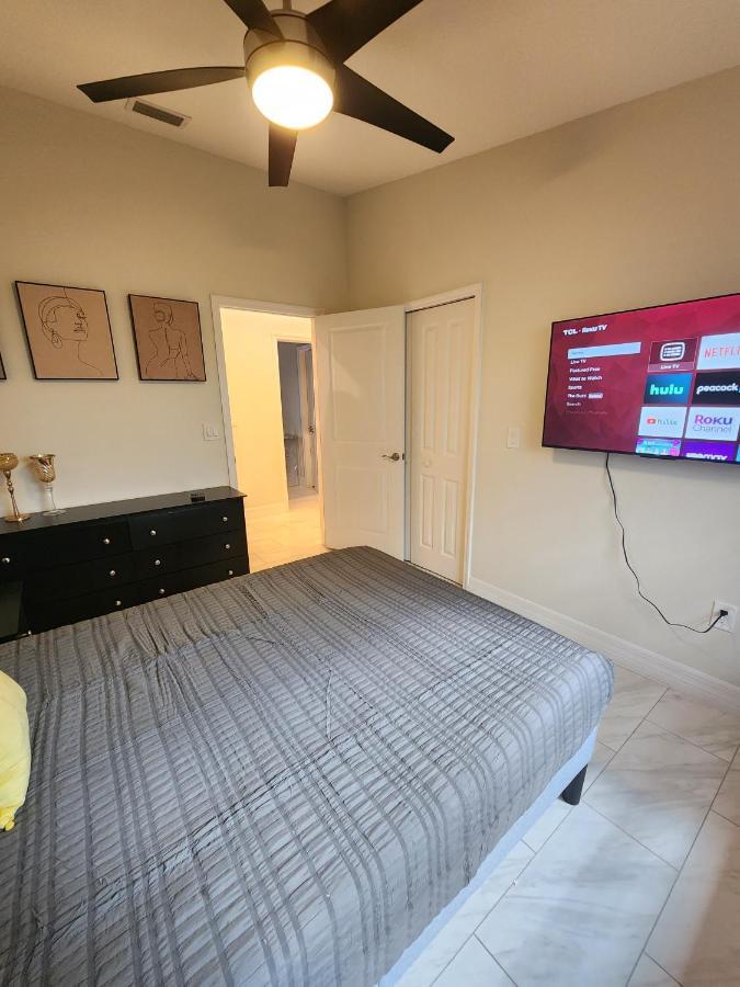 The Villa Orlando@College Park. Sleeps16 ภายนอก รูปภาพ